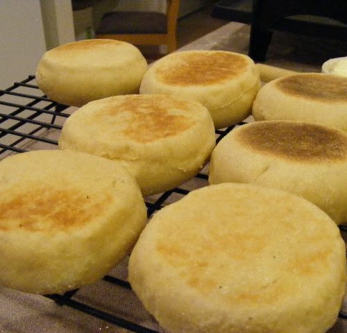 https://thehappyhousewife.com/cooking/files/2009/07/english-muffins-6-500x480.jpg