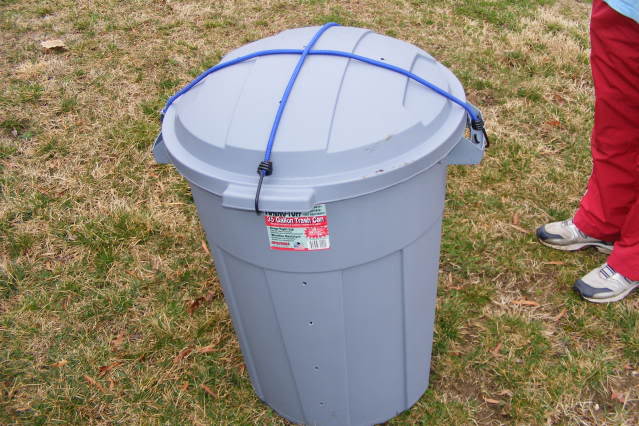 https://thehappyhousewife.com/frugal-living/files/2009/03/diy-compost-bin7.jpg