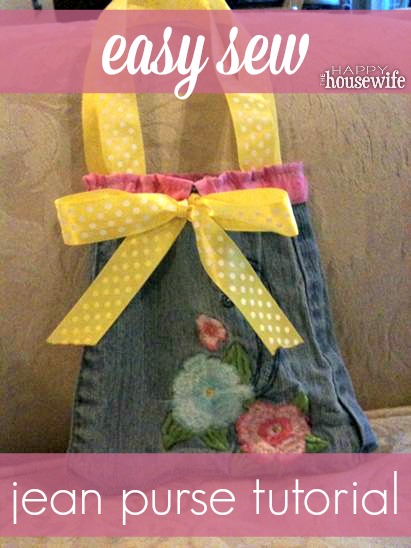 DIY blue jean purse tutorial. Don't throw away those ripped jeans, recycle them and make a cute purse! 