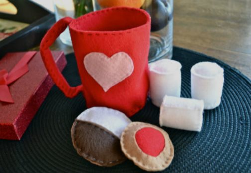 Felt Hot Cocoa Kit: Homemade Christmas Gifts at The Happy Housewife