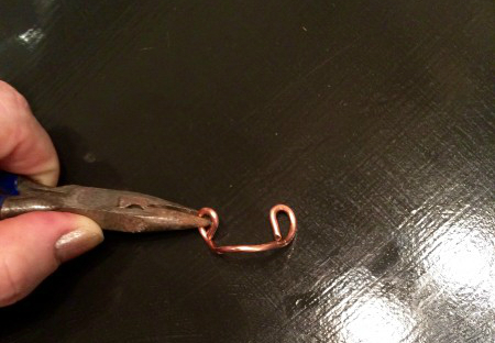 DIY No Mantle Stocking Holder at The Happy Housewife